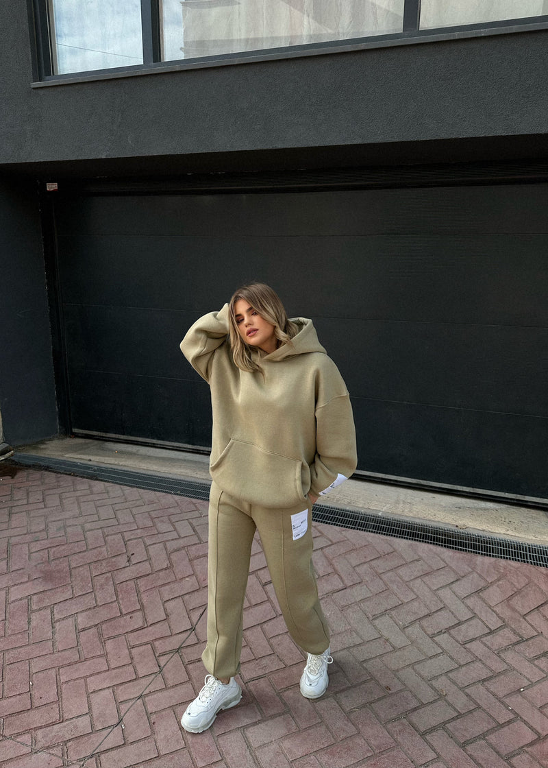 KOSTUM SPORTIV ME HOODIE DHE SHKRIME