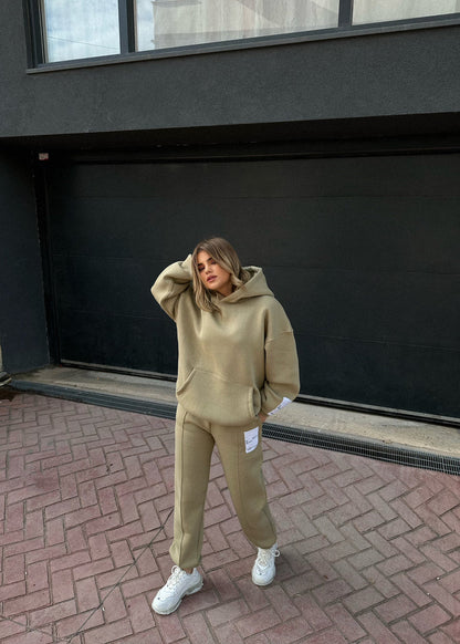 KOSTUM SPORTIV ME HOODIE DHE SHKRIME