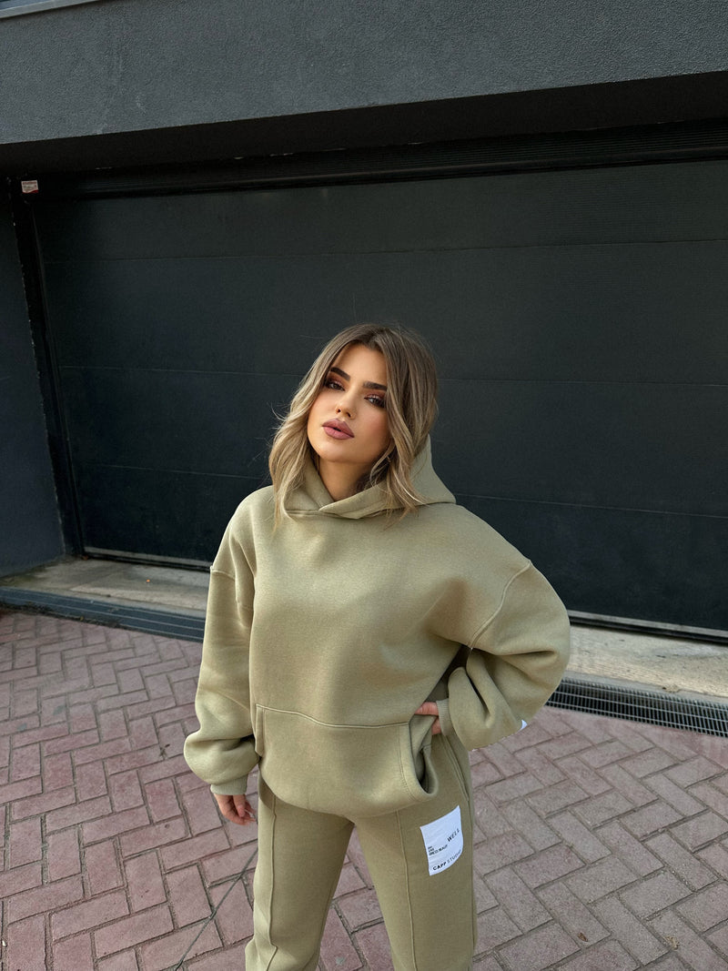 KOSTUM SPORTIV ME HOODIE DHE SHKRIME