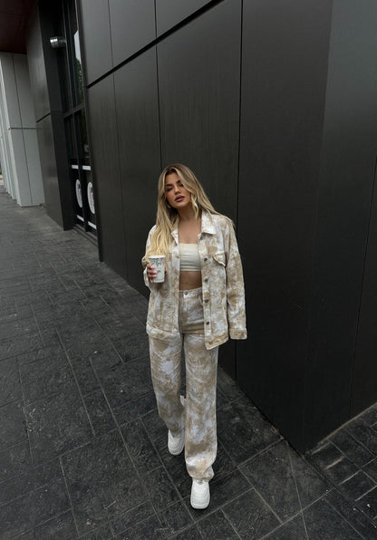 KOSTUM ME MOTIVE