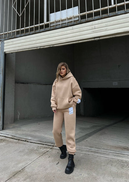 KOSTUM SPORTIV ME HOODIE DHE SHKRIME