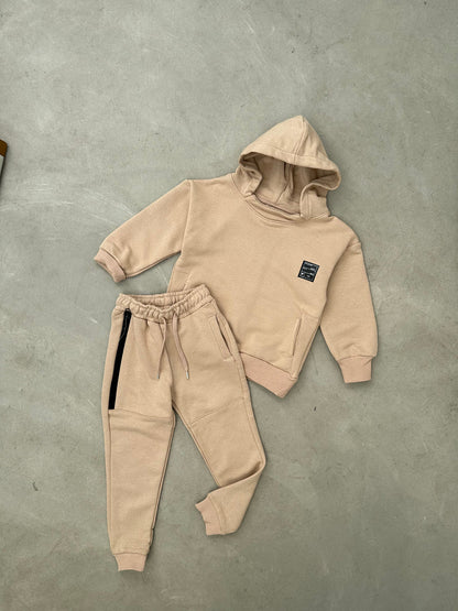 KOSTUM SPORTIV ME HOODIE DHE TUTA